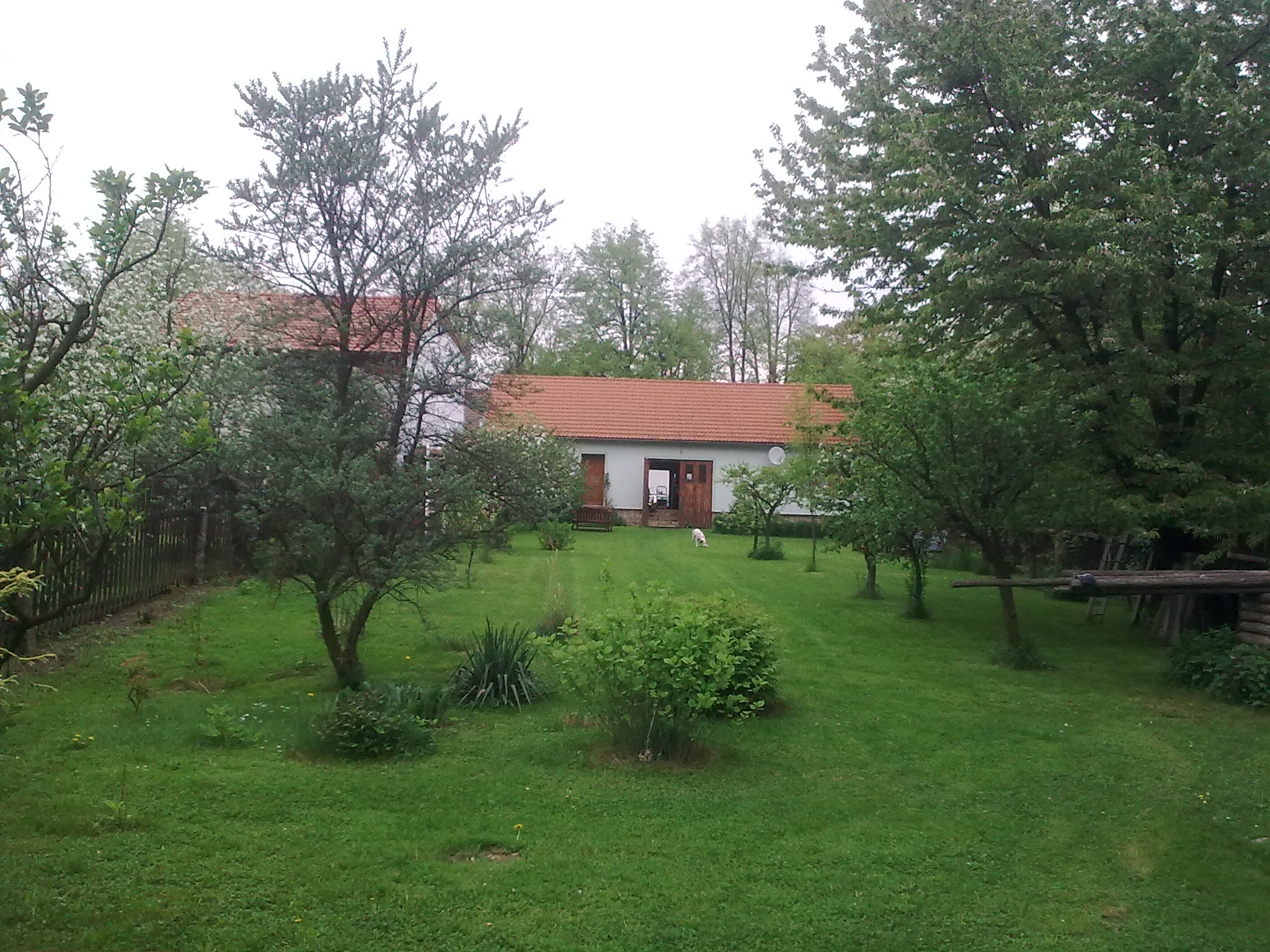 Pohled na zahradní domek s pokoji